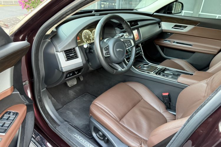 Used Jaguar XFL 2019 XFL 2.0T 250 PS Four-Wheel Drive Luxury Edition Interior 4