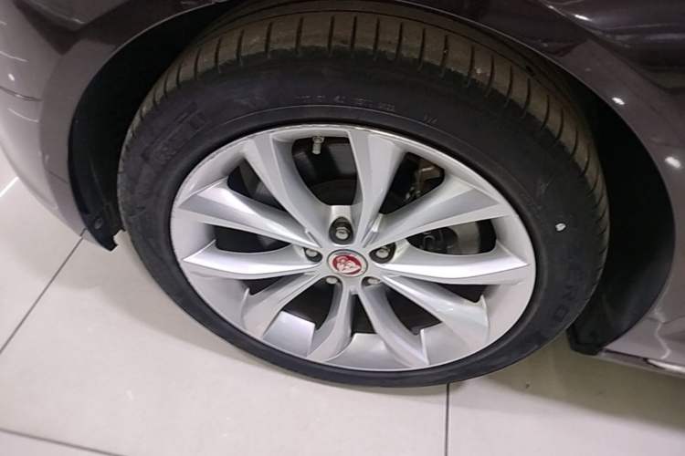 Used Jaguar XFL 2019 XFL 2.0T 250 PS Two-Wheel-Drive Luxury Edition Left Front Wheel Hub
