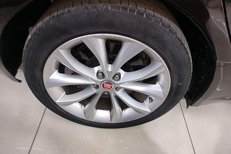 Used Jaguar XFL 2019 XFL 2.0T 250 PS Two-Wheel-Drive Luxury Edition Right Rear Wheel Hub