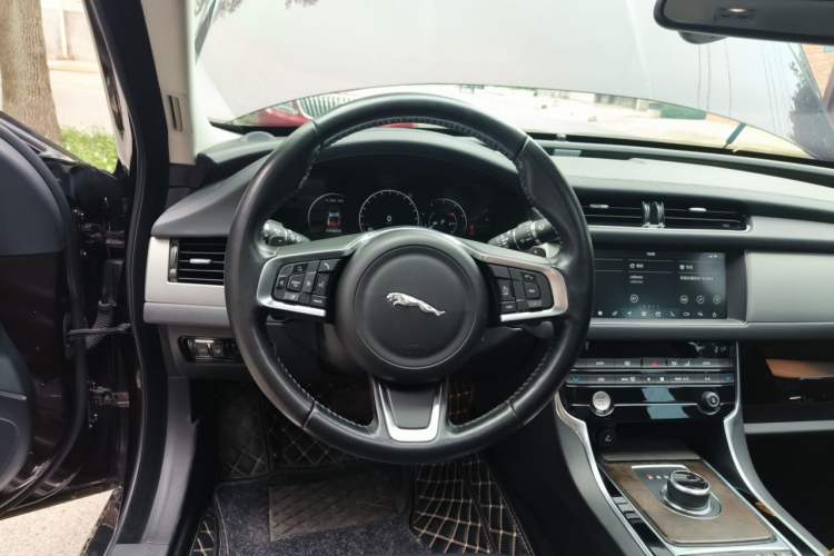 Used Jaguar XFL 2019 XFL 2.0T 250 PS Two-Wheel-Drive Luxury Edition Steering Wheel