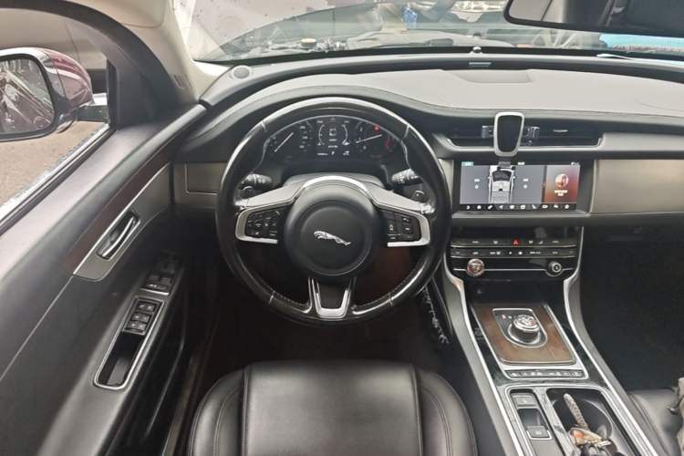 Used Jaguar XFL 2019 XFL 2.0T 200 PS Two-Wheel-Drive Elite Edition Steering Wheel