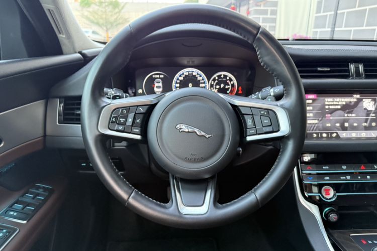 Used Jaguar XFL 2019 XFL 2.0T 250 PS Four-Wheel Drive Luxury Edition Steering Wheel