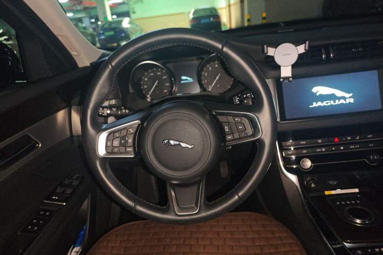 Used Jaguar XFL 2019 XFL 2.0T 200 PS Two-Wheel-Drive Elite Edition Steering Wheel