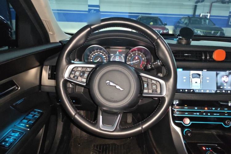 Used Jaguar XFL 2019 XFL 2.0T 200 PS Two-Wheel-Drive Elite Edition Steering Wheel