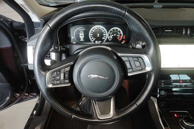Used Jaguar XFL 2019 XFL 2.0T 250 PS Two-Wheel-Drive Luxury Edition Steering Wheel