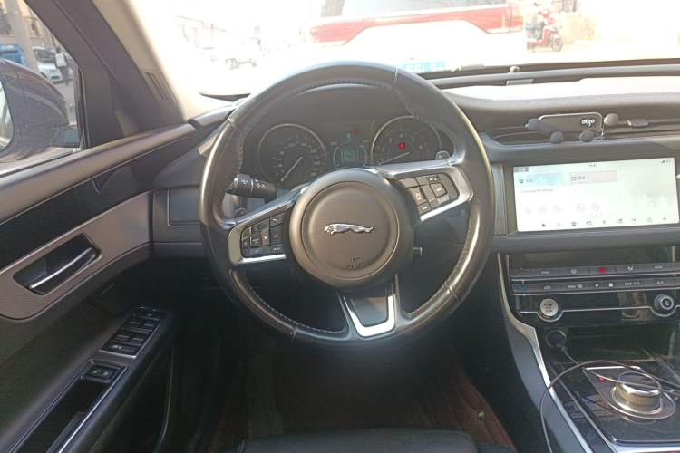 Used Jaguar XFL 2019 XFL 2.0T 200PS Two-Wheel-Drive Luxury Edition Steering Wheel