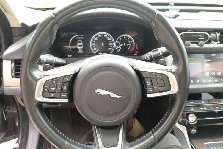 Used Jaguar XFL 2019 XFL 2.0T 250 PS Two-Wheel-Drive Luxury Edition Steering Wheel