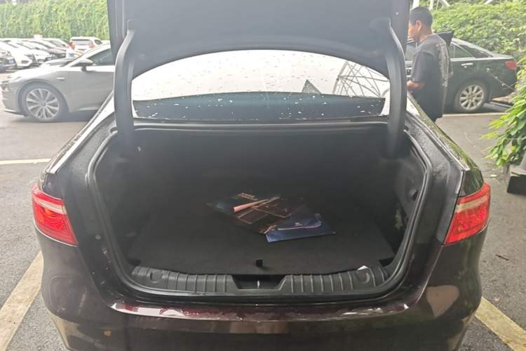Used Jaguar XFL 2019 XFL 2.0T 200 PS Two-Wheel-Drive Elite Edition Trunk