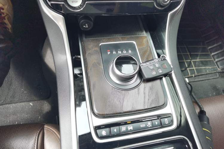 Used Jaguar XFL 2019 XFL 2.0T 250 PS Four-Wheel Drive Luxury Edition Gear Lever