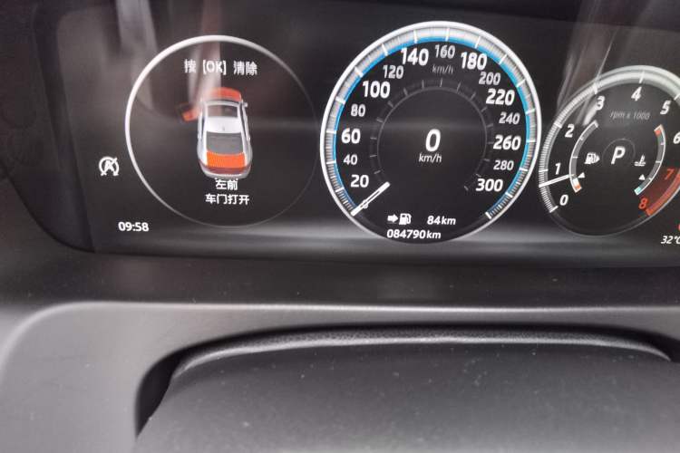 Used Jaguar XFL 2019 XFL 2.0T 250 PS Four-Wheel Drive Luxury Edition Odometer Close Up
