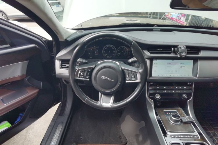Used Jaguar XFL 2019 XFL 2.0T 250 PS Four-Wheel Drive Luxury Edition Steering Wheel