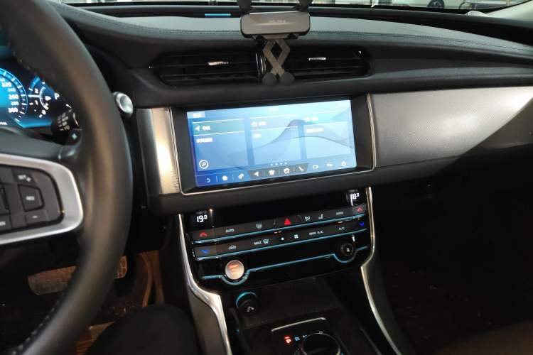 Used Jaguar XFL 2019 XFL 2.0T 250 PS Two-Wheel-Drive Luxury Edition Audio And AC Panel