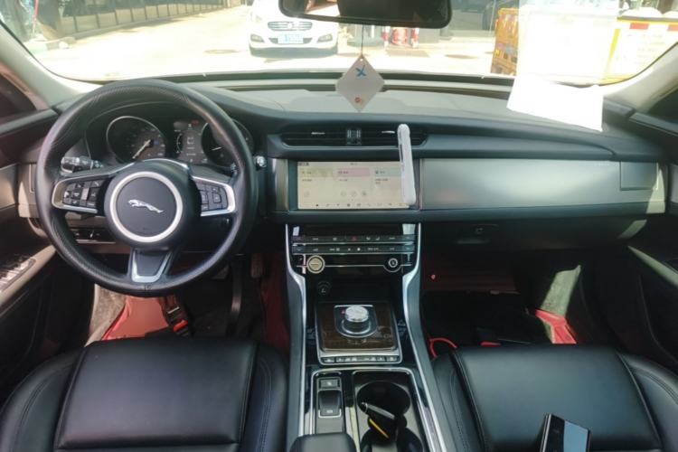 Used Jaguar XFL 2019 XFL 2.0T 200 PS Two-Wheel-Drive Elite Edition Center Console