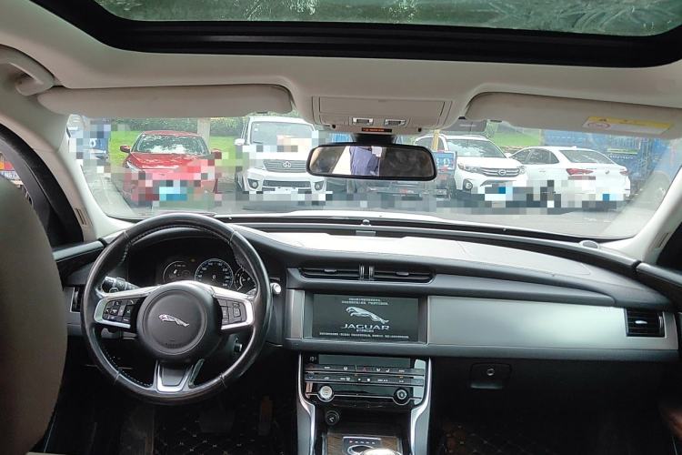 Used Jaguar XFL 2019 XFL 2.0T 250 PS Two-Wheel-Drive Luxury Edition Center Console
