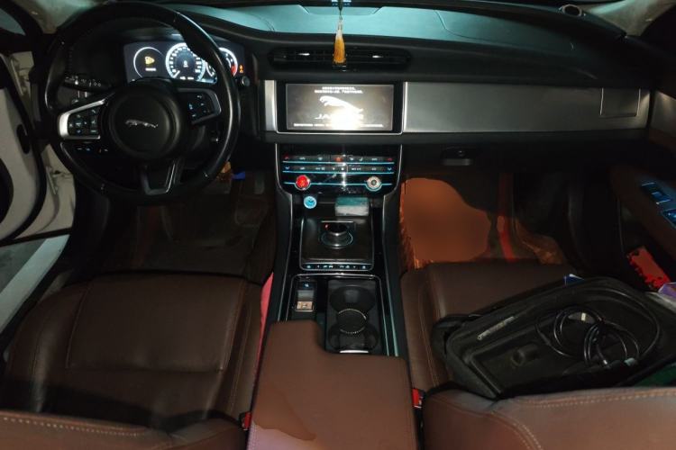 Used Jaguar XFL 2019 XFL 2.0T 250 PS Four-Wheel Drive Luxury Edition Center Console