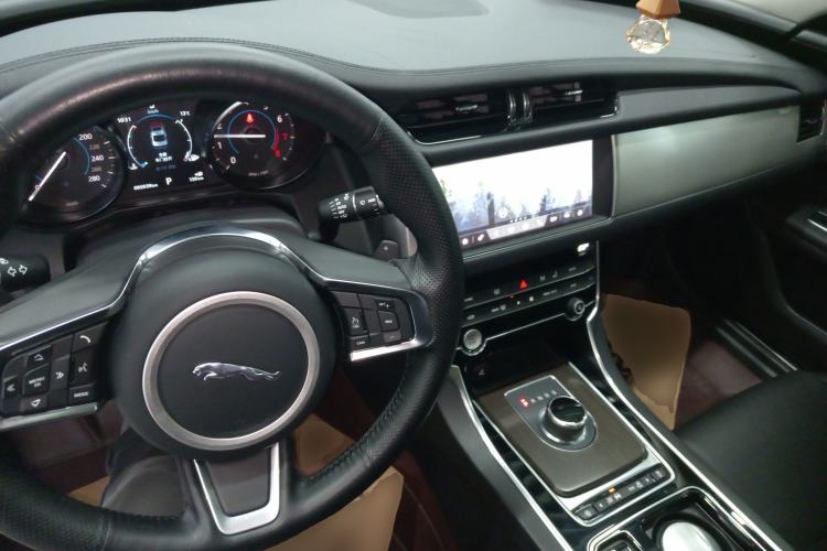 Used Jaguar XFL 2019 XFL 2.0T 200 PS Two-Wheel-Drive Elite Edition Center Console
