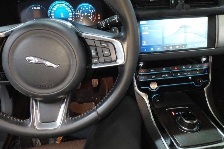 Used Jaguar XFL 2019 XFL 2.0T 250 PS Two-Wheel-Drive Luxury Edition Center Console