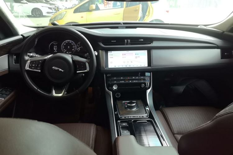 Used Jaguar XFL 2019 XFL 2.0T 250 PS Four-Wheel Drive Luxury Edition Center Console