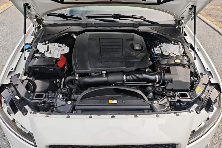 Used Jaguar XFL 2019 XFL 2.0T 200PS Two-Wheel-Drive Luxury Edition Engine Bay