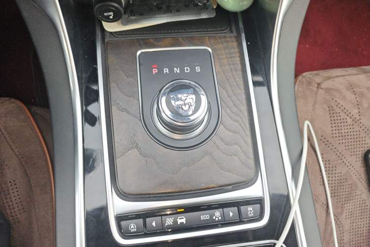 Used Jaguar XFL 2019 XFL 2.0T 250 PS Four-Wheel Drive Luxury Edition Gear Lever
