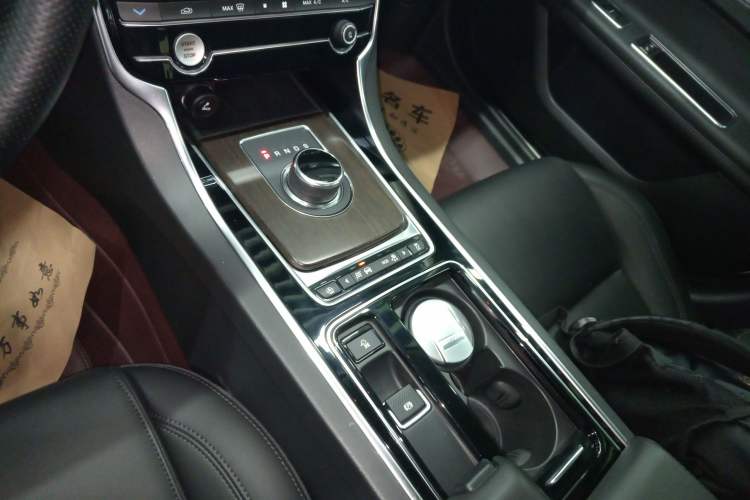 Used Jaguar XFL 2019 XFL 2.0T 200 PS Two-Wheel-Drive Elite Edition Gear Lever