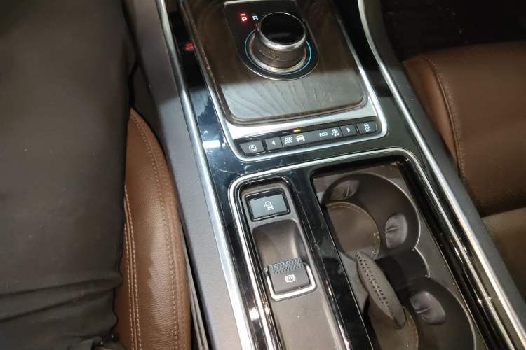 Used Jaguar XFL 2019 XFL 2.0T 250 PS Two-Wheel-Drive Luxury Edition Gear Lever