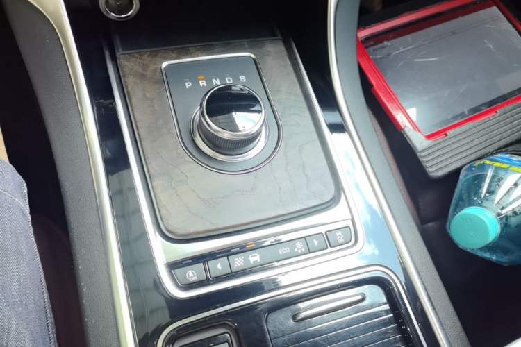 Used Jaguar XFL 2019 XFL 2.0T 250 PS Four-Wheel Drive Luxury Edition Gear Lever