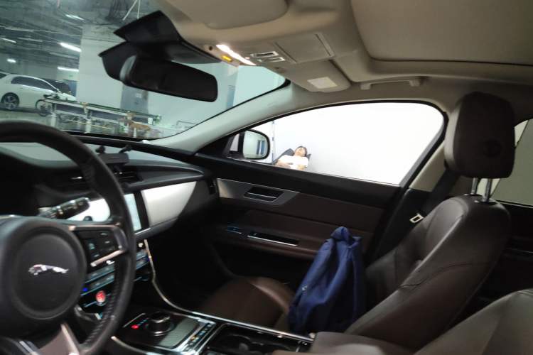 Used Jaguar XFL 2019 XFL 2.0T 250 PS Two-Wheel-Drive Luxury Edition Headliner