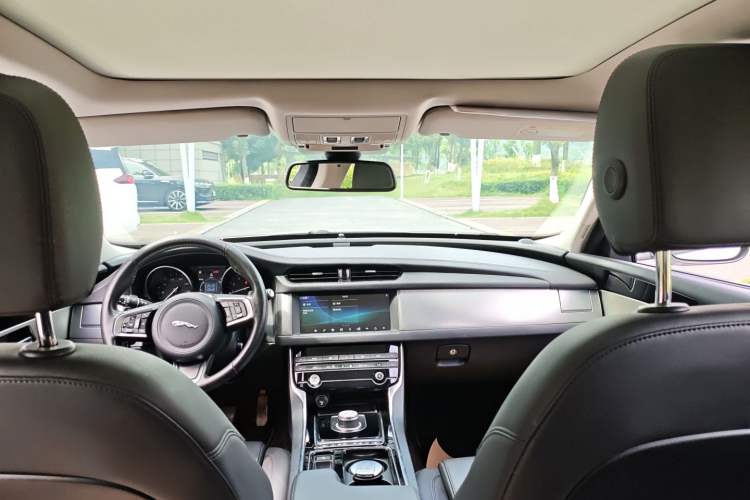 Used Jaguar XFL 2019 XFL 2.0T 200PS Two-Wheel-Drive Luxury Edition Headliner