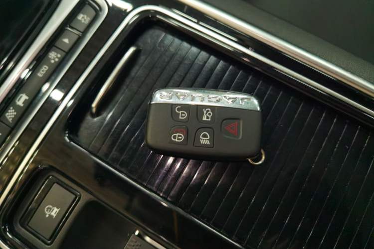 Used Jaguar XFL 2019 XFL 2.0T 200PS Two-Wheel-Drive Luxury Edition Interior 1
