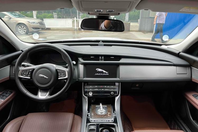 Used Jaguar XFL 2019 XFL 2.0T 250 PS Two-Wheel-Drive Luxury Edition Interior 2