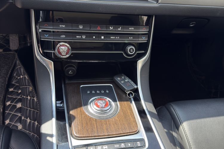 Used Jaguar XFL 2019 XFL 2.0T 200 PS Two-Wheel-Drive Elite Edition Interior 2