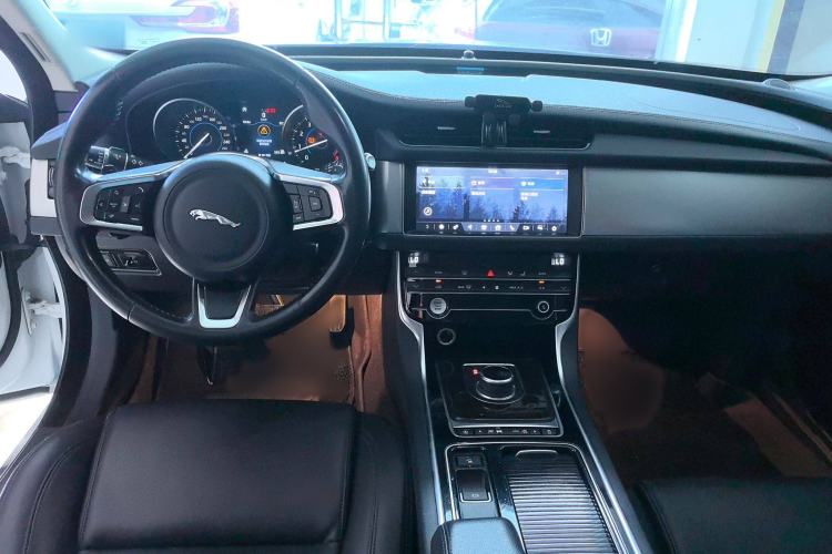 Used Jaguar XFL 2019 XFL 2.0T 200 PS Two-Wheel-Drive Elite Edition Interior 3