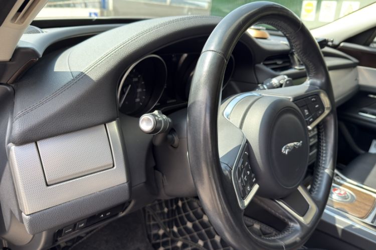 Used Jaguar XFL 2019 XFL 2.0T 200 PS Two-Wheel-Drive Elite Edition Interior 4