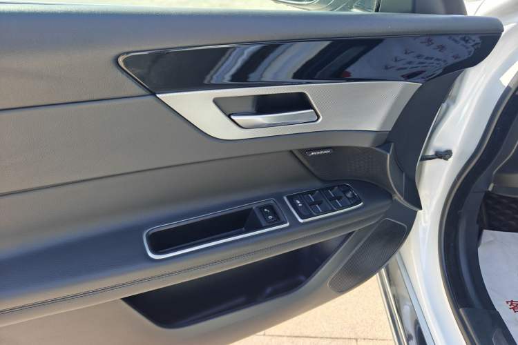 Used Jaguar XFL 2019 XFL 2.0T 200PS Two-Wheel-Drive Luxury Edition Interior 4