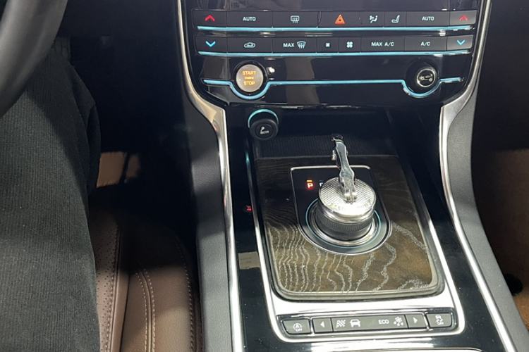 Used Jaguar XFL 2019 XFL 2.0T 250 PS Two-Wheel-Drive Luxury Edition Interior 5