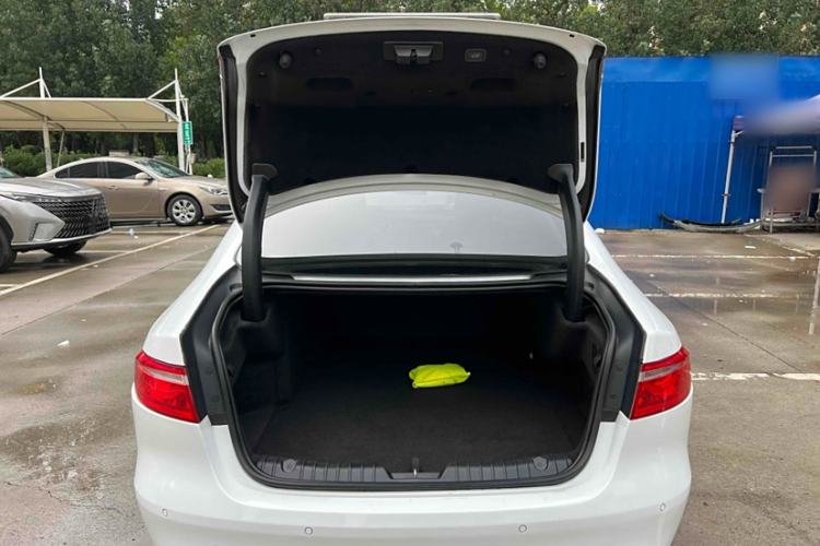 Used Jaguar XFL 2019 XFL 2.0T 250 PS Two-Wheel-Drive Luxury Edition Interior 9