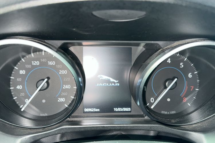 Used Jaguar XFL 2019 XFL 2.0T 200 PS Two-Wheel-Drive Elite Edition Odometer Close Up