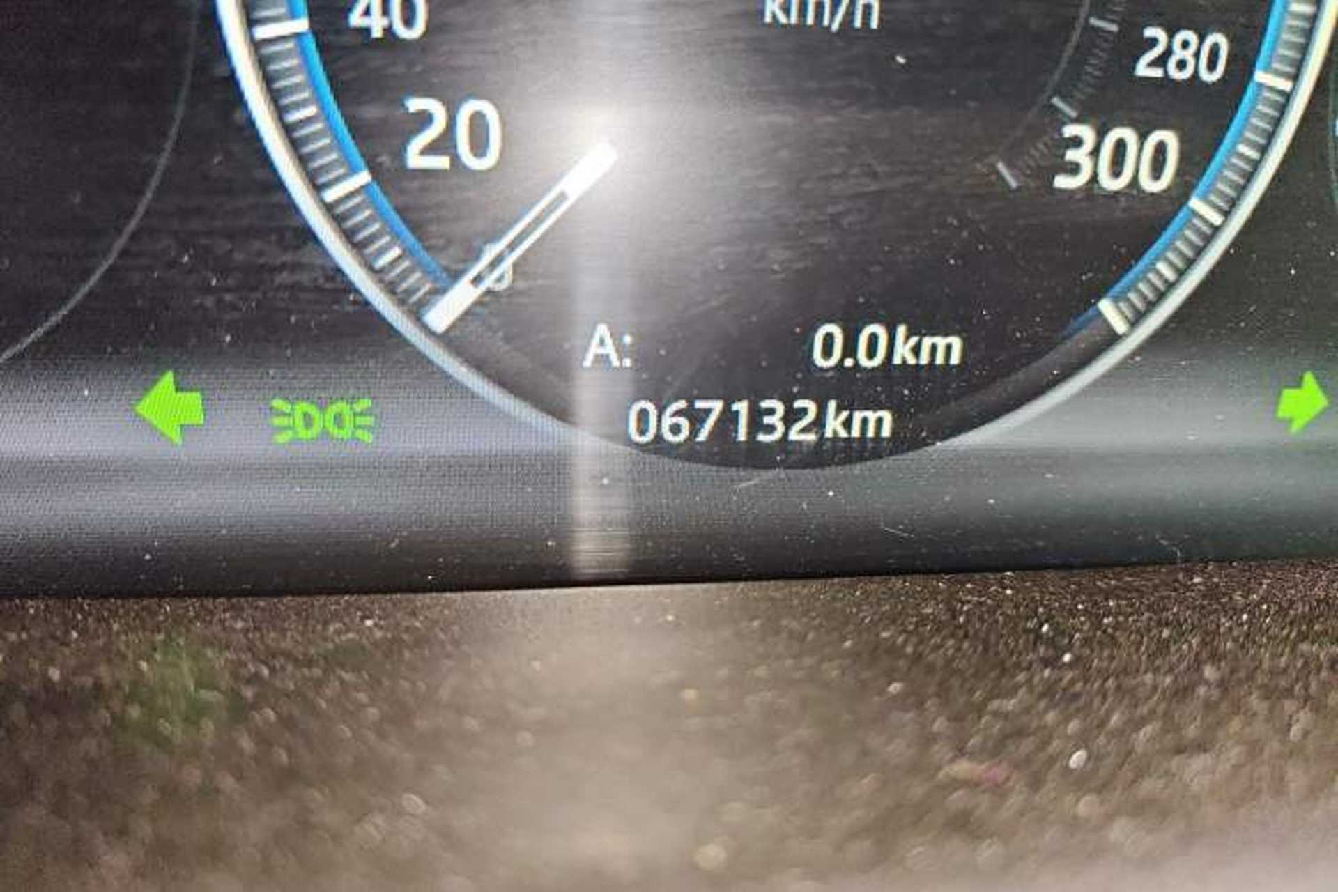 Used Jaguar XFL 2019 XFL 2.0T 200PS Two-Wheel-Drive Luxury Edition Odometer Close Up