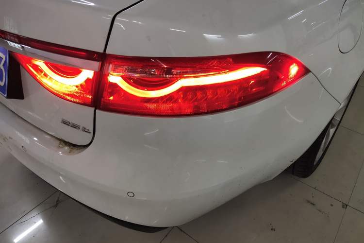 Used Jaguar XFL 2019 XFL 2.0T 250 PS Two-Wheel-Drive Luxury Edition Right Rear Taillight