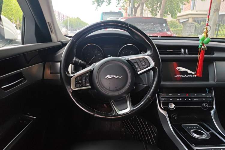 Used Jaguar XFL 2019 XFL 2.0T 200PS Two-Wheel-Drive Luxury Edition Steering Wheel