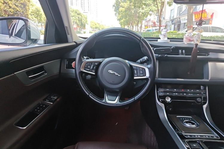 Used Jaguar XFL 2019 XFL 2.0T 250 PS Two-Wheel-Drive Luxury Edition Steering Wheel
