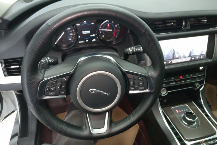 Used Jaguar XFL 2019 XFL 2.0T 200 PS Two-Wheel-Drive Elite Edition Steering Wheel