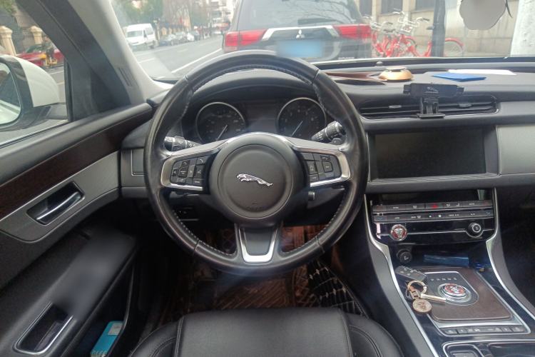 Used Jaguar XFL 2019 XFL 2.0T 200 PS Two-Wheel-Drive Elite Edition Steering Wheel