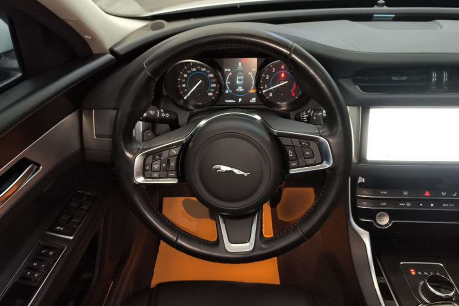 Used Jaguar XFL 2019 XFL 2.0T 200 PS Two-Wheel-Drive Elite Edition Steering Wheel