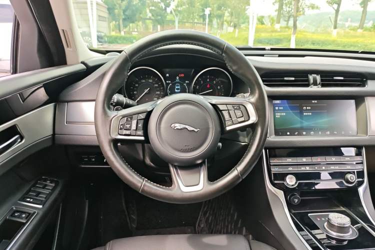 Used Jaguar XFL 2019 XFL 2.0T 200PS Two-Wheel-Drive Luxury Edition Steering Wheel