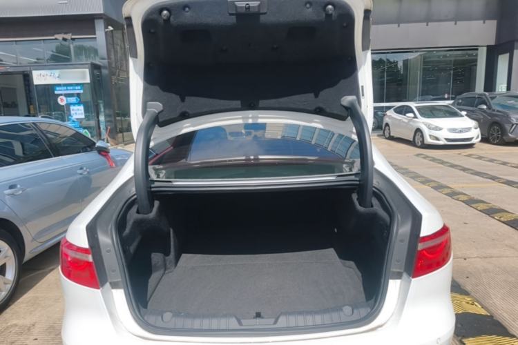 Used Jaguar XFL 2019 XFL 2.0T 200 PS Two-Wheel-Drive Elite Edition Trunk