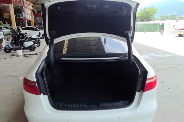 Used Jaguar XFL 2019 XFL 2.0T 250 PS Four-Wheel Drive Luxury Edition Trunk
