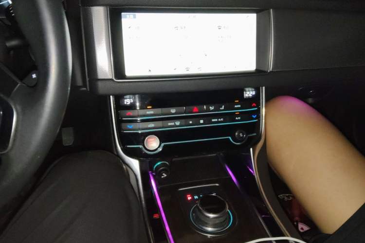 Used Jaguar XFL 2020 XFL 2.0T P250 Four-Wheel Drive Luxury Edition Audio And AC Panel
