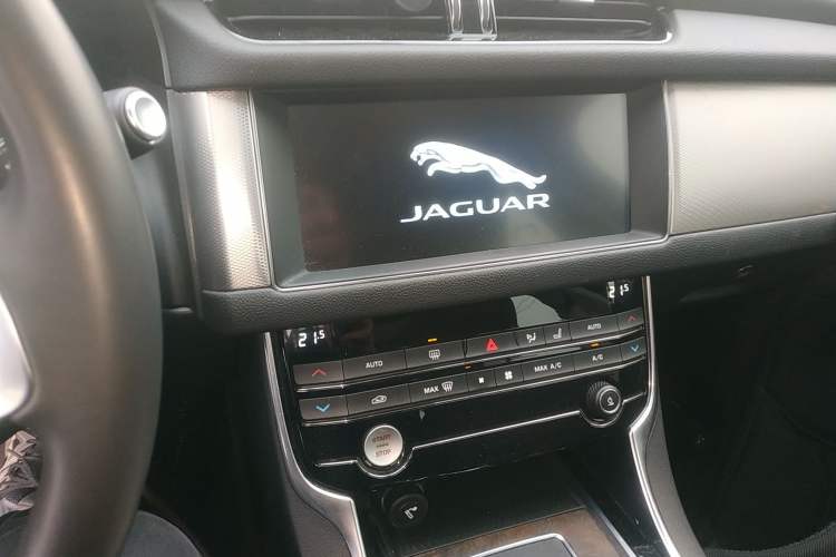 Used Jaguar XFL 2020 XFL 2.0T P250 Two-Wheel-Drive Luxury Edition Audio And AC Panel